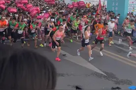 荣昌区委书记高洪波跑完半马，为选手颁发卤鹅奖品图片