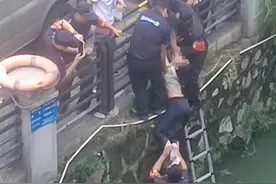 广州海珠一名女子跳河昏迷，多名治安队队员联手市民将人救起图片