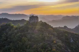 河北迁西：秋色晨光映照古长城图片