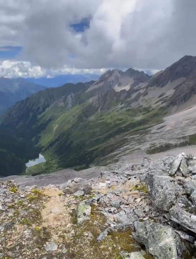 两男子徒步梅里雪山失联20天，其中一人女友悬赏寻人：找到活人20万，遗体5万；另一男子家中还有2个年幼孩子