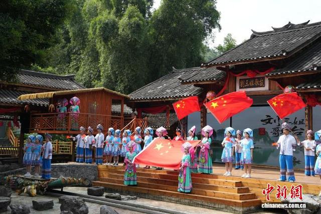 广西民族文化假期受青睐 刘三姐故里游人如织