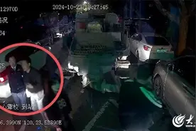 暖心一幕！青岛巴士驾驶员化身“交通指挥员”疏导交通保畅通图片