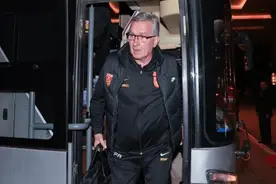 再战新加坡国足以不变应万变，“希望用胜利来回报球迷”图片