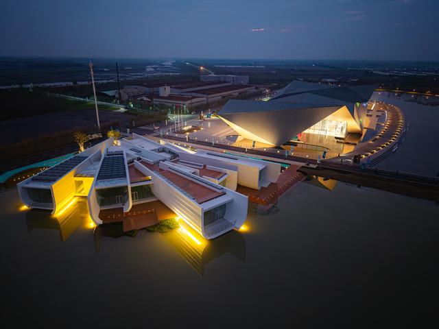 湿地观鸟塔“形似DNA”走红，每层设瞭望口360度观景，峰值可观赏十万只越冬候鸟