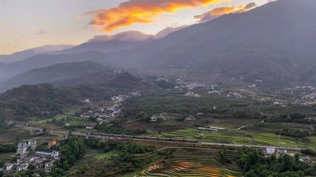 全列卧铺、夕发朝至！这趟环线旅游列车，有多过瘾？