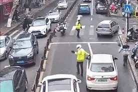 上一秒还在处理事故，下一秒交警跑了，背后原因让人暖心图片