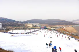 冰雪与泉水的碰撞！济南蟠龙山滑雪场助力2025年国际冬泳世界挑战赛（济南站）暨第十二届中国济南冬季畅游泉水国际公开赛图片