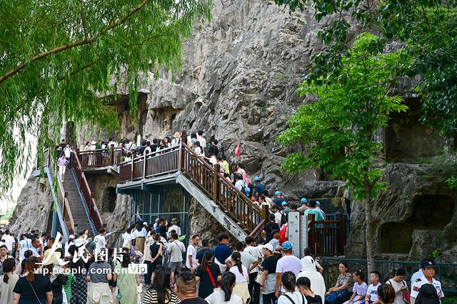 河南洛阳：龙门石窟暑期旅游热