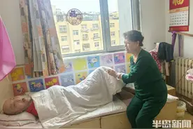 上养公婆下养女儿，照顾生活不能自理的小叔子35年，青岛市南区张婷、王基樑结婚40年，相互扶持，获得“全国文明家庭”图片