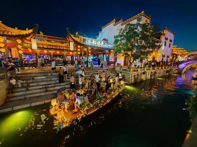 云梦：“狂人夏浪季”万人夜游祥云湾
