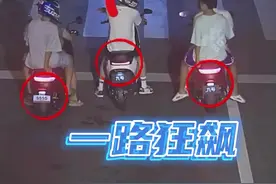 少年驾驶无牌电摩在街头狂飙图片