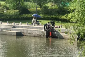 女子去救落水的爱狗，自己却被民警救了图片