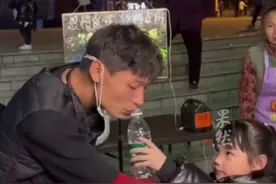 独臂单亲爸爸出摊卖炒面、炒粉，拒绝捐助只靠努力赚钱:“别的父亲能给的，我也想给”。图片