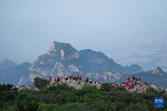 山东泰安：暑期泰山游客旺