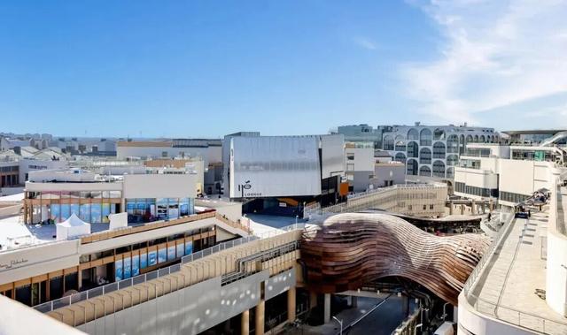 周末去“湾里”，可劲逛首店~