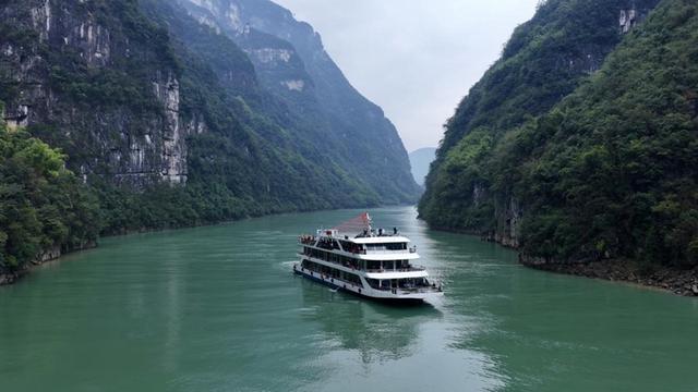 一江连两地 航线启新程