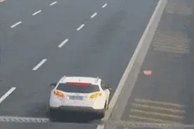 记9分、肋骨多处骨折，只为捡个脸盆……高速路上严禁随意停车！图片