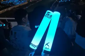 厂家回应演唱会荧光棒卖“140元一根”：价格不贵利润不高，韩团荧光棒卖三四百元图片