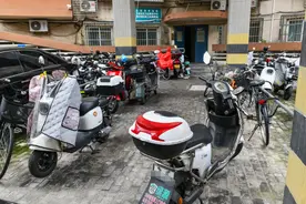 城市观察 | 挡道的电动自行车挪起来太费劲儿图片