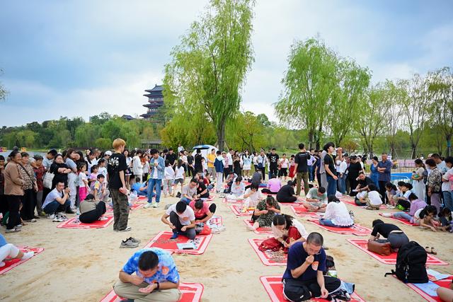 金秋十月去哪儿 万千气象成都行｜假期首日客流量达2万人次 世博园稻草人艺术节火热启幕