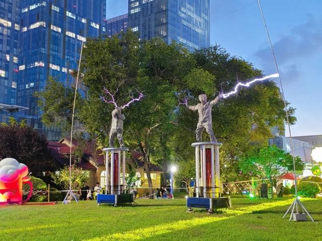 青岛啤酒节崂山会场，真人版猴哥耍出“电闪雷鸣”！网友：太神奇