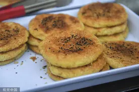 闪电律解｜2块钱饼里吃出头发 女子索赔5000元 律师：超限索赔将变敲诈勒索图片