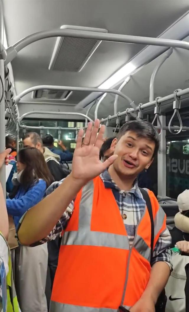 旅客亲历国航航班紧急备降俄罗斯：尝到免费俄罗斯馅饼，地勤小哥说“中国我们爱你”，将收到600欧元赔偿