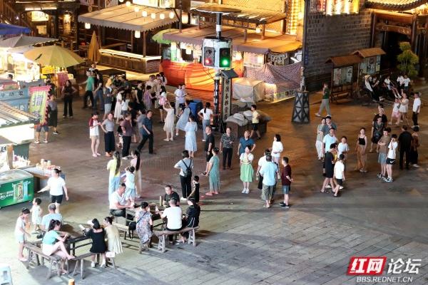 古街夜市，平凡日子里人来人往的热闹场