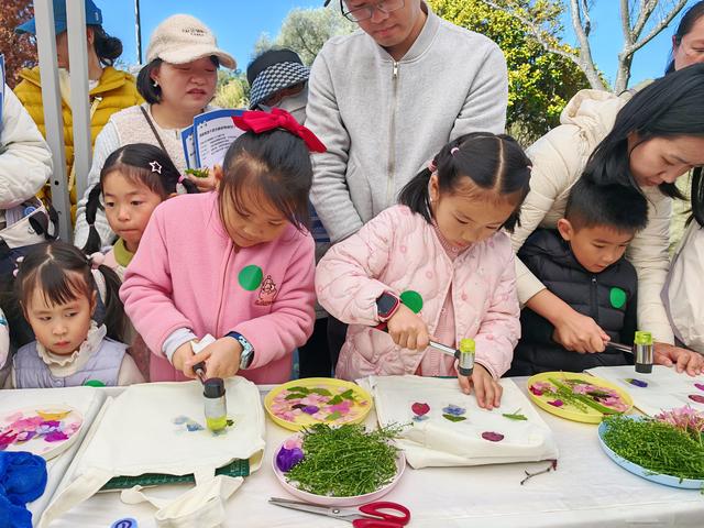 文化古迹成为生态科普课堂 37组亲子家庭大观公园沉浸式体验生态研学