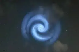 俄罗斯夜空现“蓝色发光螺旋” ？或因火箭燃料排放所致图片