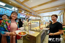 一顿10元，能选三四十个菜，还能送上门……长沙一食堂火了！图片