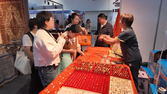 人气爆棚！首届“敦煌华彩”国际文旅商品展激发消费活力