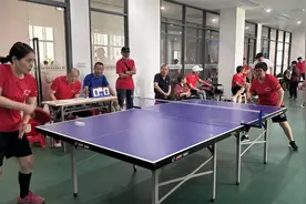 挥拍畅游乒乓球场，长江新区幸福社区举办第二届“睦邻杯”乒乓球赛图片