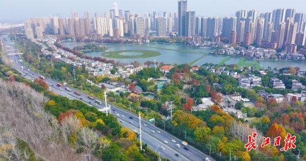 高铁穿越黄塘湖，城市风景美如画