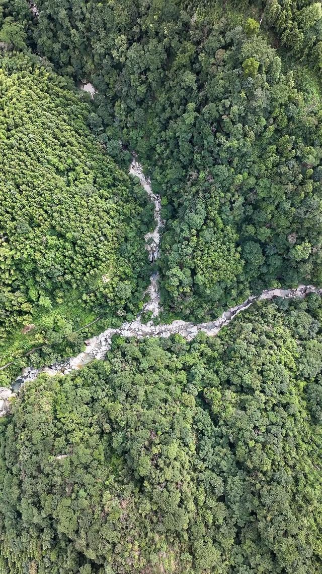 茶马古道上的高山之城，一面静界一面狂飙