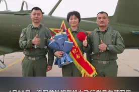海军首批舰载机女飞行学员完成首次单飞图片