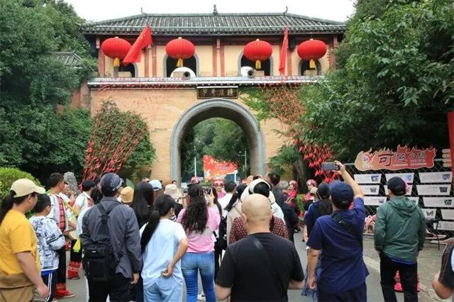 国庆假期过半，红河各地人从众！