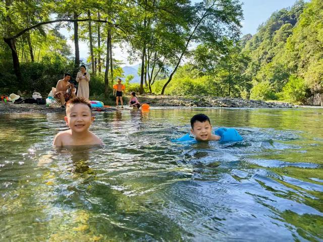 “水流量”引来“客流量”｜铜仁生态水激活避暑游