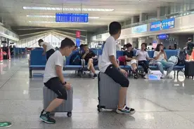 高铁车站内，两个小朋友自娱自乐图片