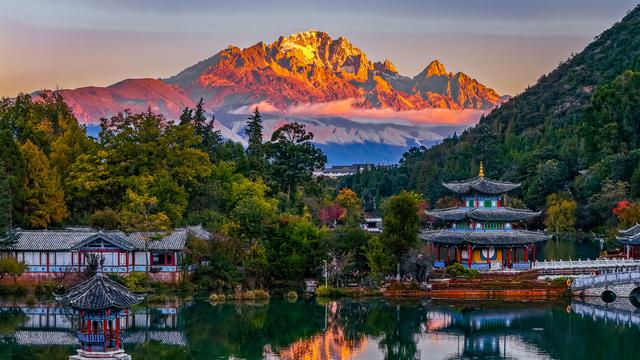 看日照金山，接吉祥好运！丽江迎来“颜值巅峰期”——有一种叫云南的生活之365天