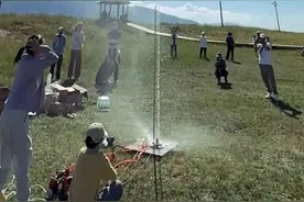 小学老师用塑料瓶制作“水火箭”，一飞冲天！最高能冲上200米！图片