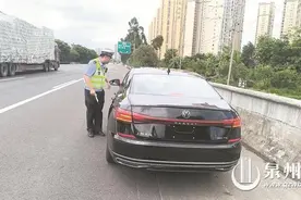 高速路上随意停 危险就在一瞬间图片