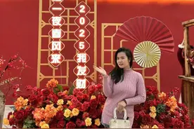 外国游客在贵州感受非遗中国年图片