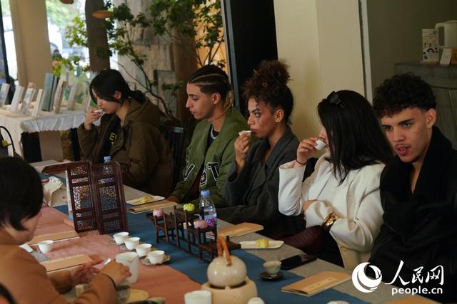 “一卷阅八闽”山海卷在鼓岭开卷：情缘跨山海 客来沐书香