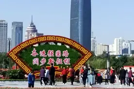 国庆乐拍|节日里游泉城广场图片