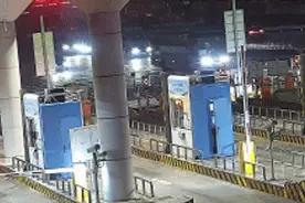 手撕挡风玻璃，他们救下3人！图片