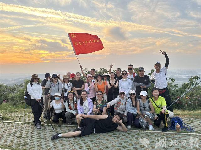江夏大青八户外运动村火爆开业，首日吸引上万市民