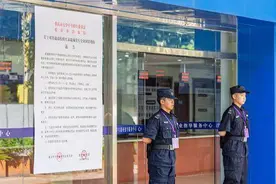 关注2025高考｜录取通知书“三核五对”确保“零差错” 记者带你打探高校网上录取现场图片