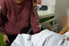 男孩医院照顾瘫痪爸爸引关注 当地政府：孩子已返校 有专人24小时轮流守护医院图片