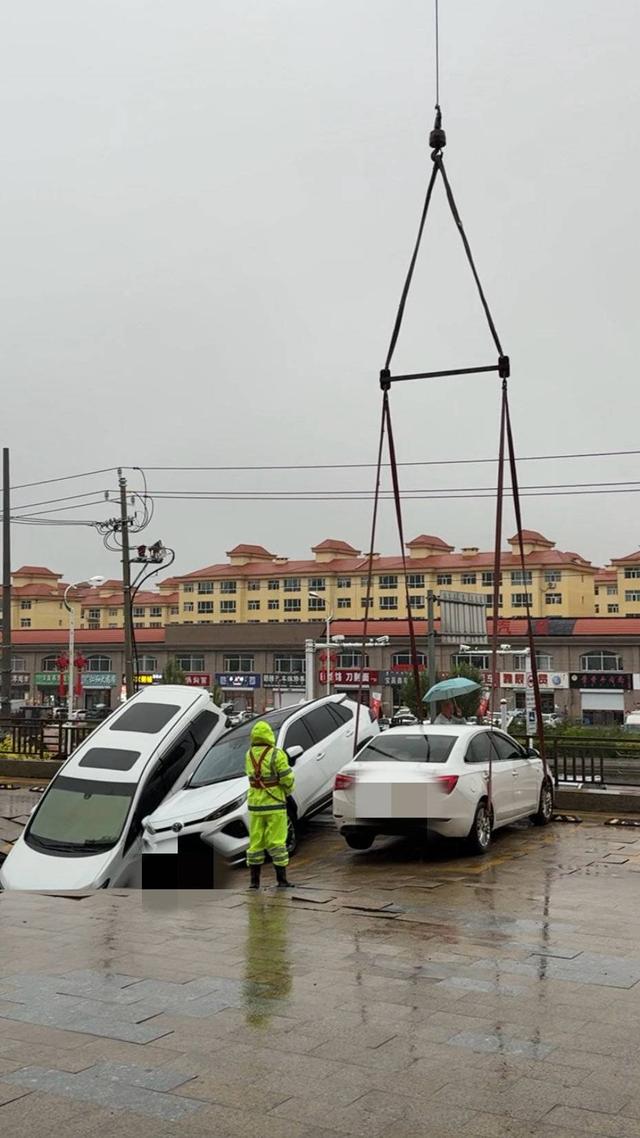 内蒙古4天下了全年60%的雨 游客穿越草原遇暴雨打滑